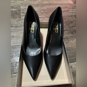 NWB Divine Follie Women’s Elegant Black Pumps Shoes Soft Leather size 39 Heels